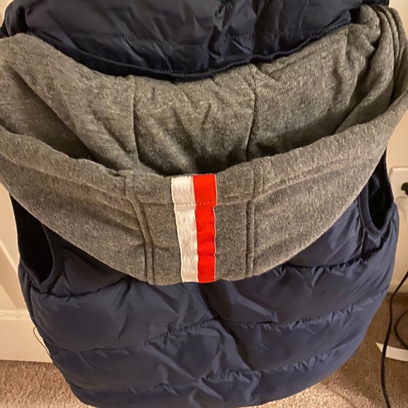 H&M Puffer Vest with a detachable hood - Picture 2 of 6
